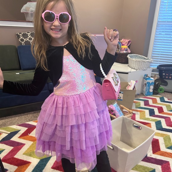 Meet your Poshers, Angel & Thea - Picture 5 of 5